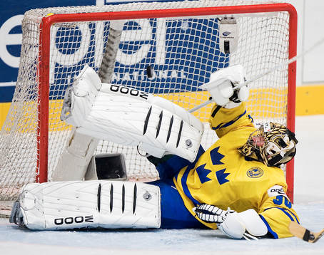 Johan Holmqvist, släpper in 2-6