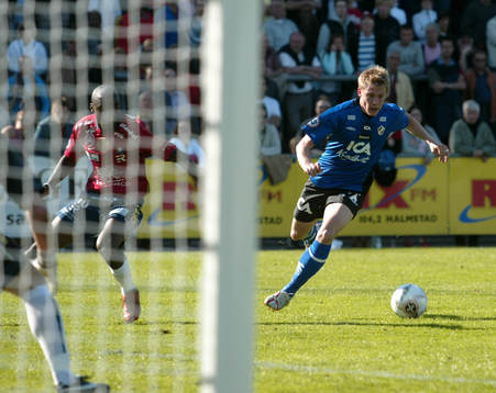 Patrik Ingelsten rusar mot motståndarmålet