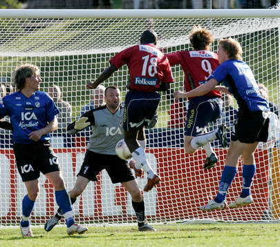 Valter Tomaz Jr skjuter mot Conny Johansson i Halmstads mål