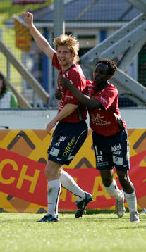 Tuomas Uusimäki jublar och grattas av Christian Hemberg