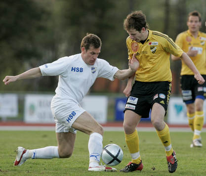 David Hansson mot en vitklädd Malmö-spelare