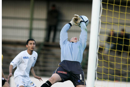 Jörgen Moberg, målvakt, IFK Malmö, släpper bollen