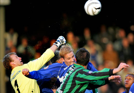 Henrik Gustavsson, målvakt Åtvidaberg boxar undan bollen