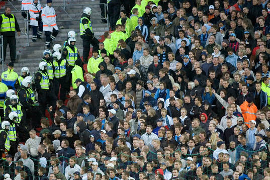 En Djurgårdssupporter pekar finger åt polisen