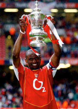 Patrick Vieira med pokalen