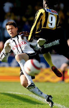Mattias Hugosson, målvakt Gefle och Dioh Williams, Häcken