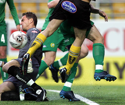 Ante Covic, målvakt Hammarby rusar ut och täcker