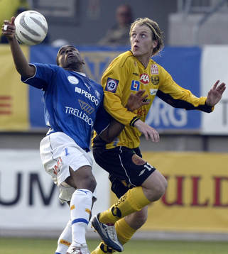 Bollkamp mellan Stephen Ademolu (TFF) och Daniel Nilsson