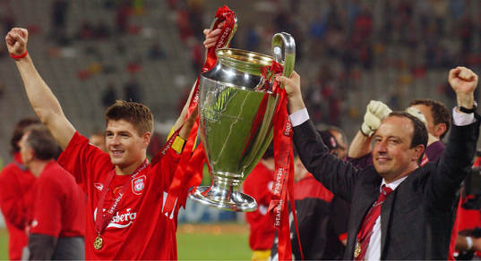 Gerrard och Benitez håller upp pokalen. Pokal, jubel,