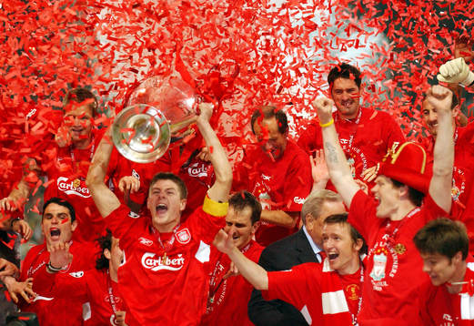 Liverpool firar segern. Jubel, pokal, konfetti