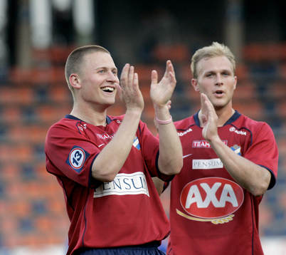Matchhjälten Daniel Svensson jublar ikapp med ett annat