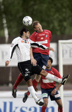 Fredrik Bild rensar framför Costa