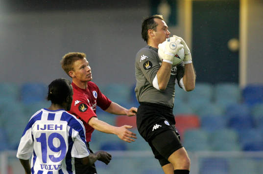 Balázs Rabóczki, målvakt FCK räddar, Peter Ijeh är