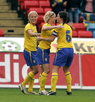Anna Sjöström och Malin Moström gratulerar Victoria