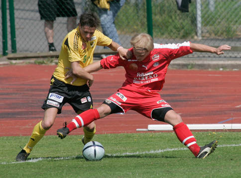 Daniel De Stefano mot en röd motståndare