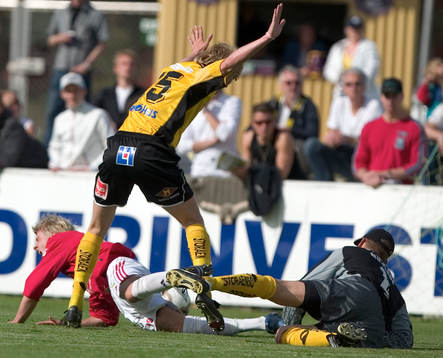Robin Cedeberg och målvakt Ola Wendel fäller Ola Toivonen
