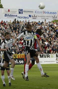 Jonas Olsson, Landskrona och Olivier Karekezi i nickduell