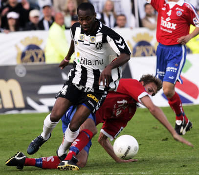 Kevin Amuneke glider ifrån Andreas Granqvist
