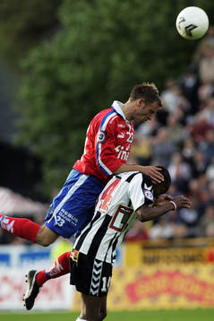 Andreas Granqvist klättrar på Kevin Amuneke