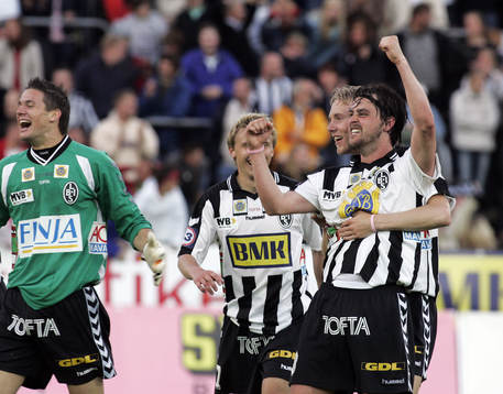 Matchhjälten Gustaf Andersson jublar ikapp med kamraterna