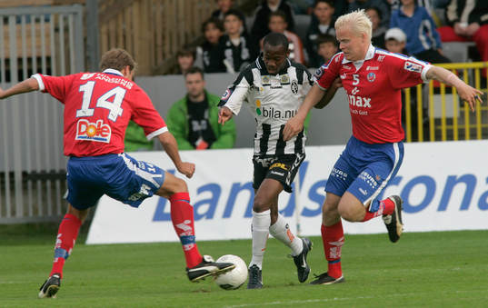 Kevin Amuneke tas omhand av HIF:s mittbackar, Andreas