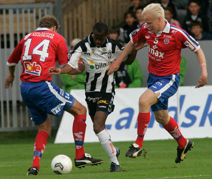 Kevin Amuneke tas omhand av HIF:s mittbackar, Andreas