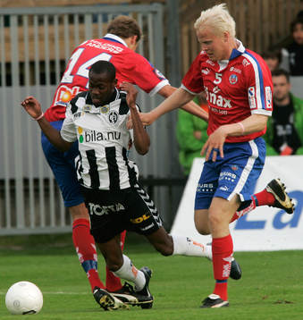 Kevin Amuneke tas omhand av HIF:s mittbackar, Andreas