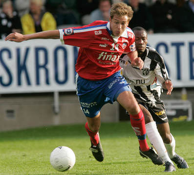 Andreas Granqvist håller unadn för Kevin Amuneke