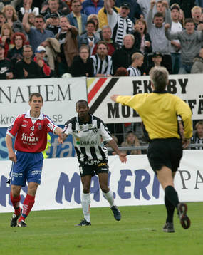 Domaren Peter Fröjdfeldt pekar mot Jakob Augustsson och