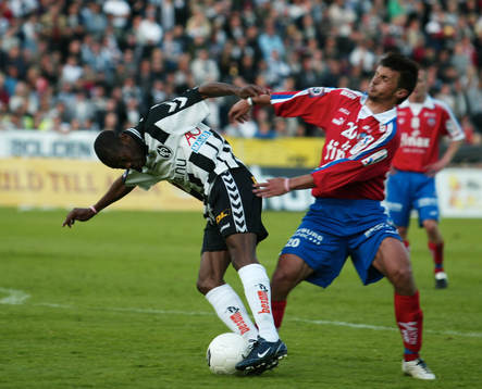 Kevin Amuneke rycker ifrån Eldin Karisik