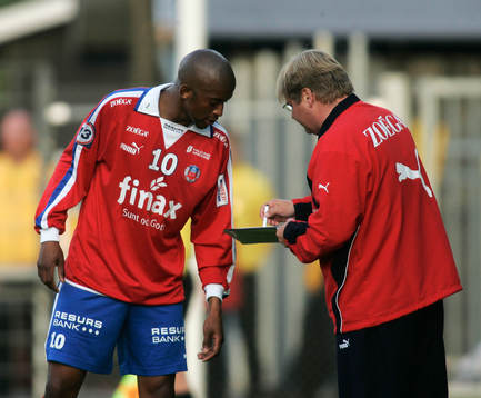 Peter Swärdh, tränare, delar ut taktiska order tillThando