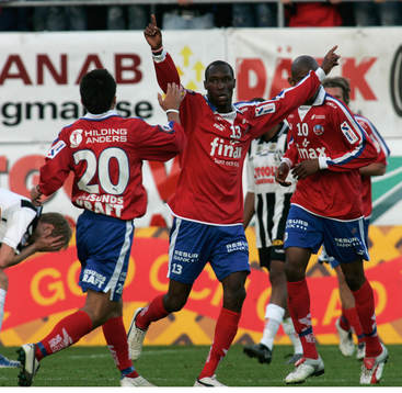 Atiba Hutchinson har gjort mål och jublar