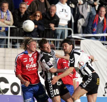 Matchhjälten Gustaf Andersson nickduellerar med Christian