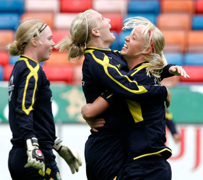 Josefine Öqvist och Caroline Seger, Sverige