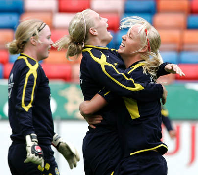 Josefine Öqvist och Caroline Seger, Sverige