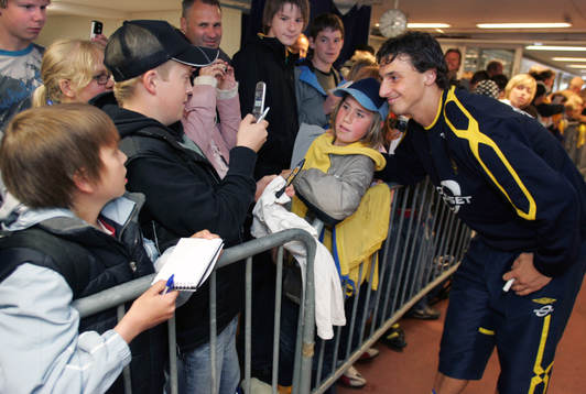 Träning Zlatan Ibrahimovic skriver autografer