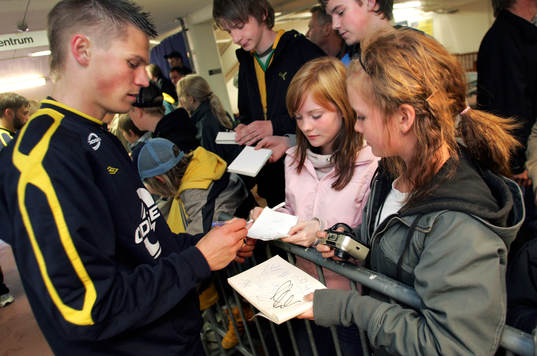 Träning Markus Rosenberg skriver autografer