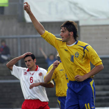 Mikael Dahlberg har gjort 1-0 och Malta tar sig för huvudet