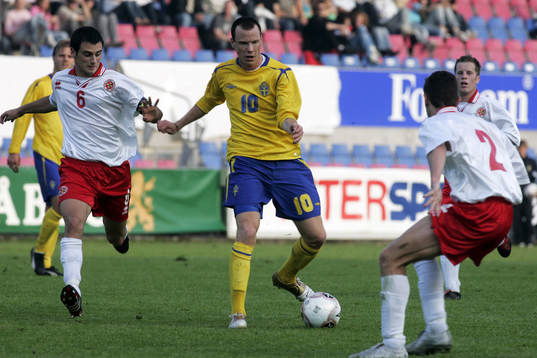 Alexander Farnerud, som gjorde 2-0, fintar tre malteser