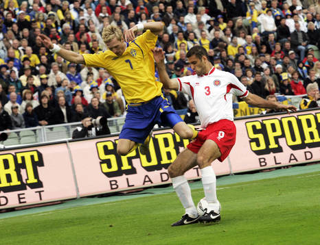 Christian Wilhelmsson, Sverige flyger förbi Adrian Pulis,