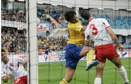 Zlatan Ibrahimovic och Brian Said, Malta, tv. Nickduell