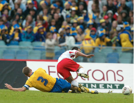 Olof Mellberg. Glidtackling