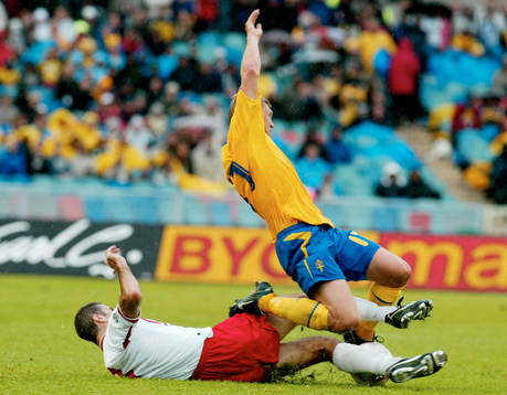 Glidtackling. Marcus Allbäck