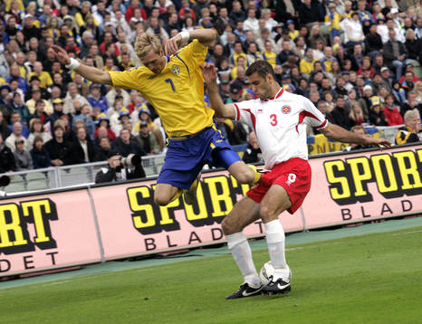 Christian Wilhelmsson flyger förbi Adrian Pulis, men