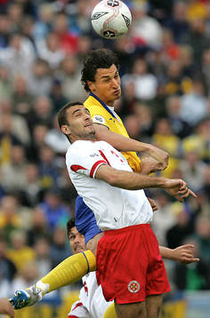 Zlatan Ibrahimovic i niduell med Adrian Pulis, Malta