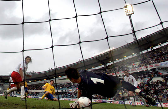 Johan Elmander gör 6-0 till Sverige
