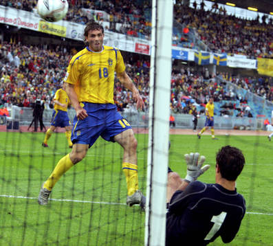 Johan Elmander, Sverige skjuter precis utanför