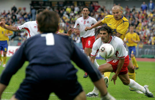 Fredrik Ljungberg, Sverige får på ett bra skott som går
