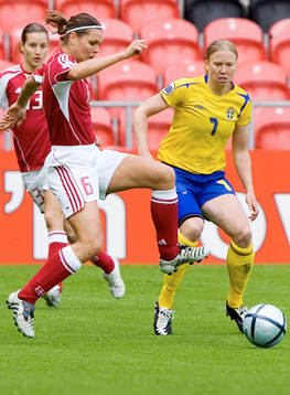 Sverige - Danmark. Sara Larsson, Sverige och Louise Hansen,