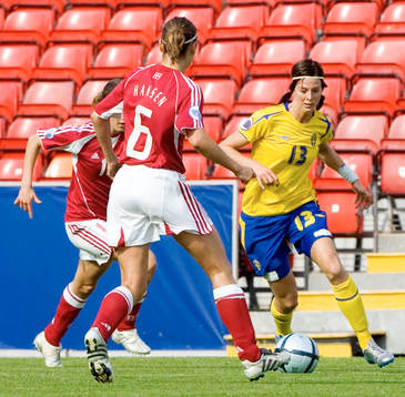 Sverige - Danmark. Lotta Schelin, Sverige och Louise